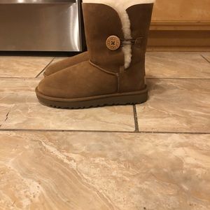 Brown bailey button || ugg boots